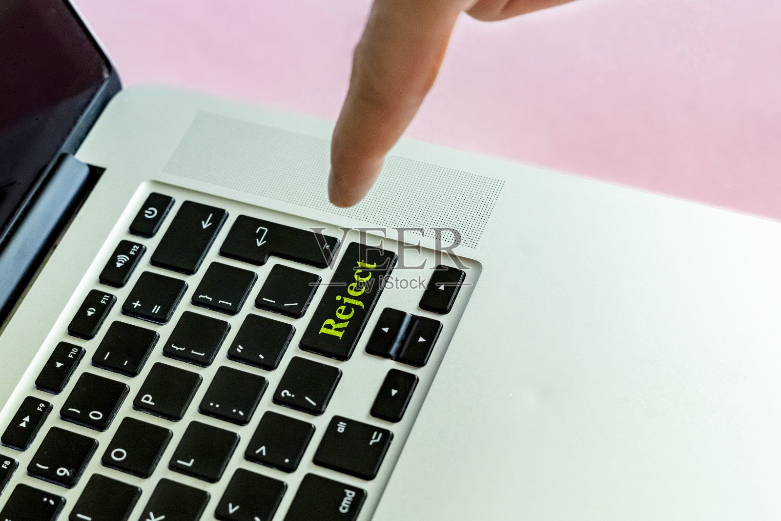 靠近的人的手手指推动“拒绝”文本上的一个按钮的笔记本电脑键盘隔离概念v照片摄影图片