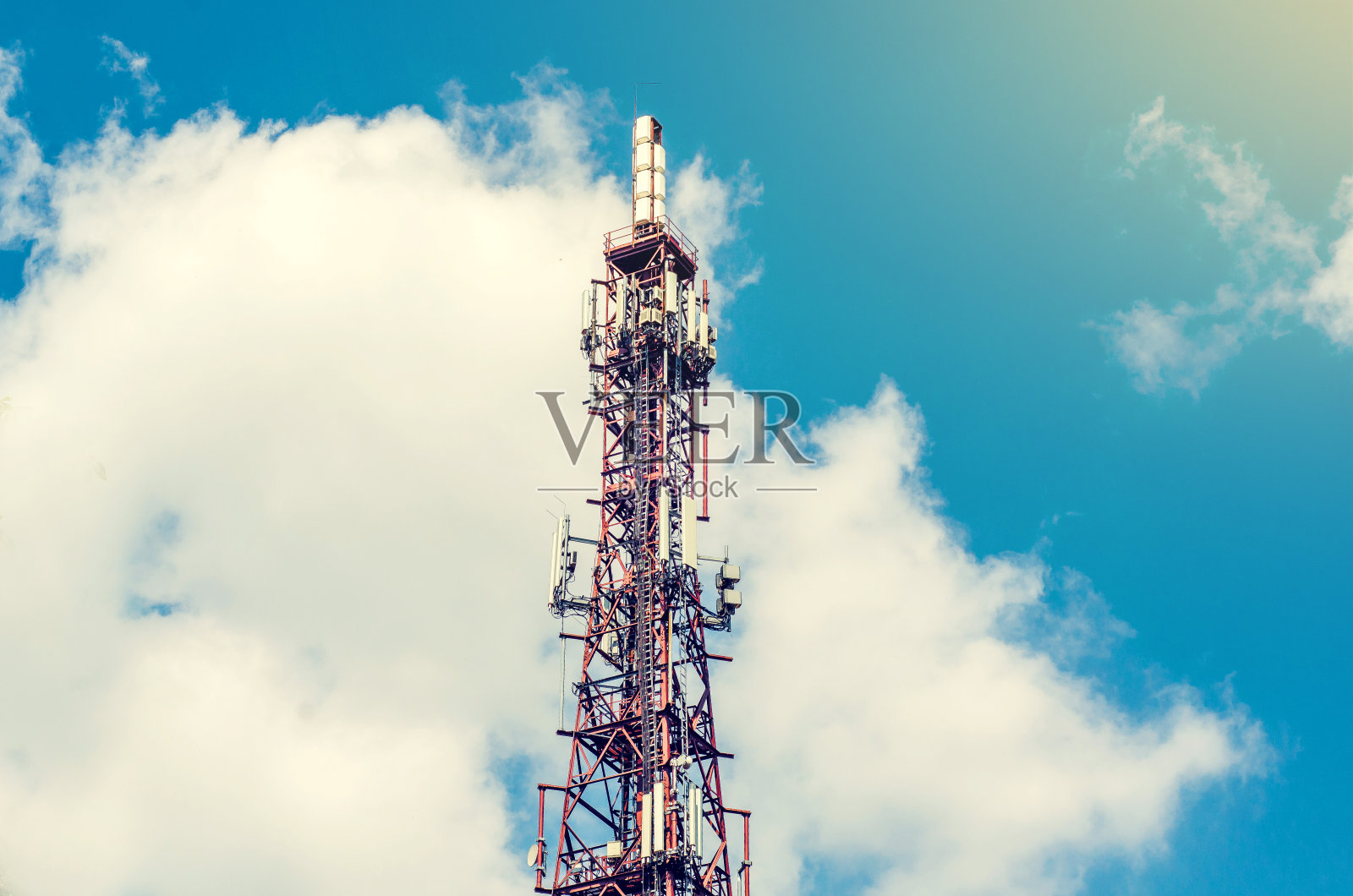 电信塔上有移动通信天线，背景是云，天空照片摄影图片