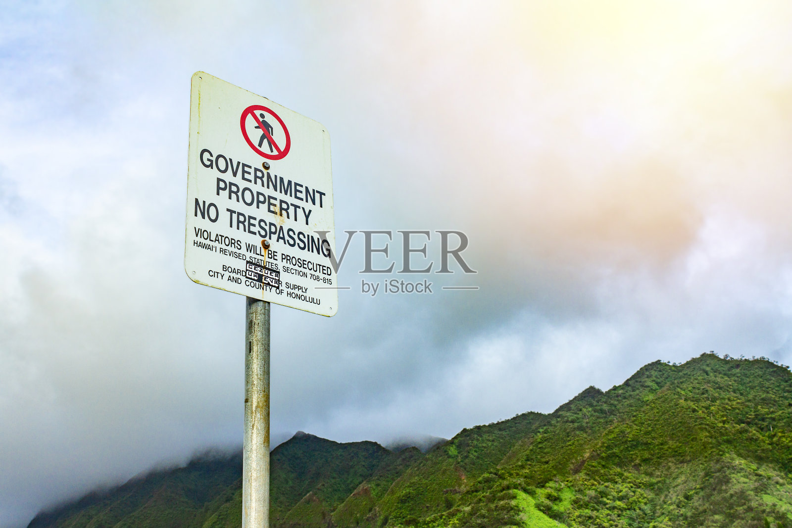 拥有UFO技术和地下外星人的绝密军事基地。政府隐藏技术并限制访问。照片摄影图片