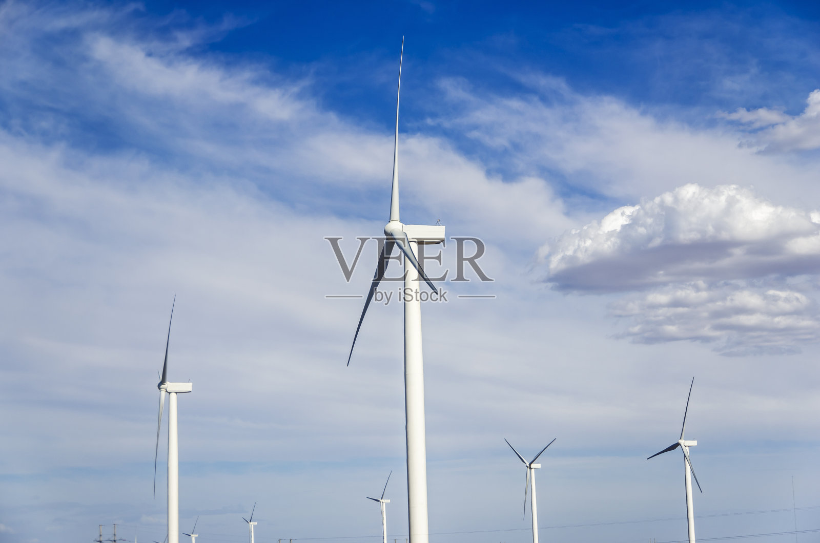 风力发电蓝天下照片摄影图片