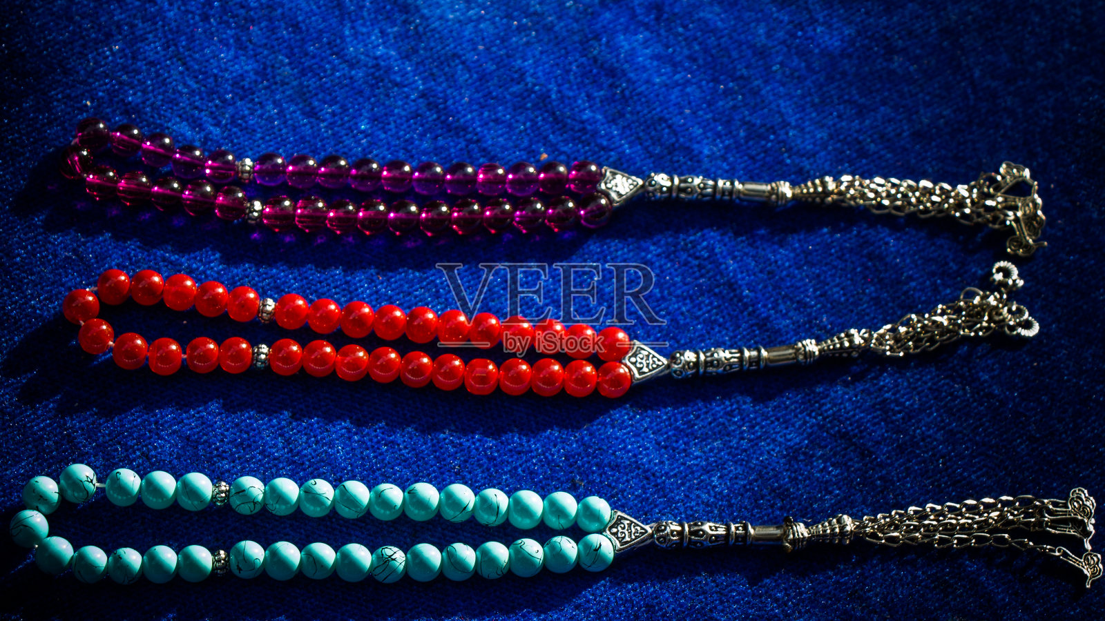 一套不同颜色的念珠照片摄影图片