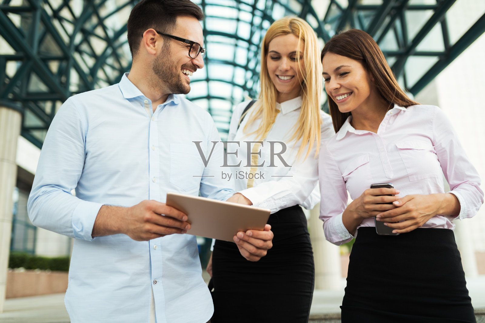 年轻有吸引力的商业伙伴的照片照片摄影图片