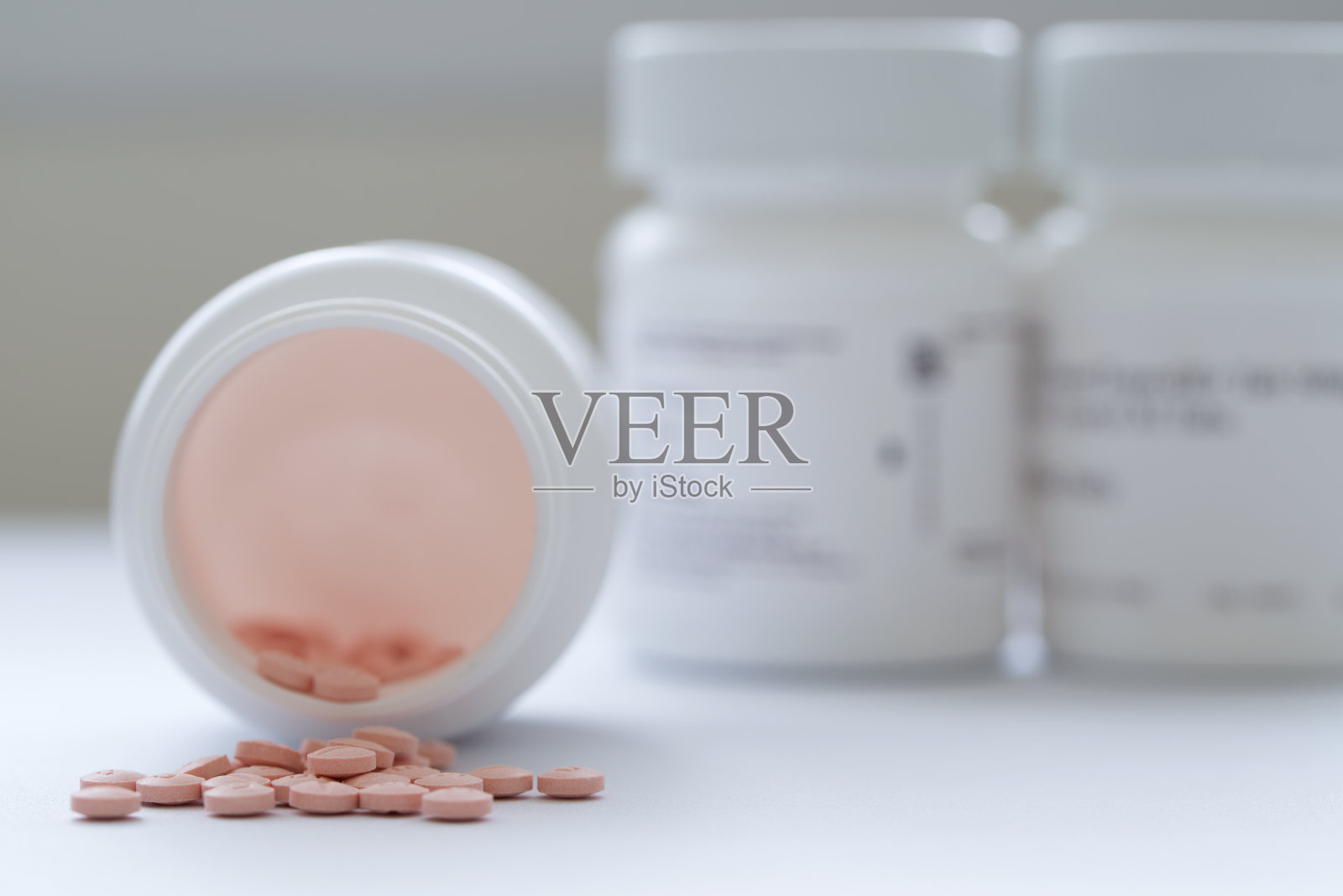 白色瓶子里的处方药照片摄影图片