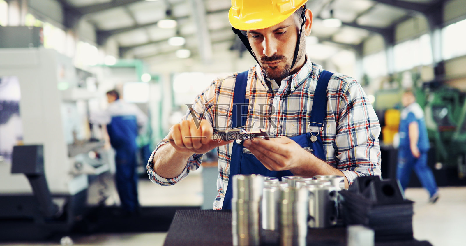 一个英俊的工程师在工厂的肖像照片摄影图片