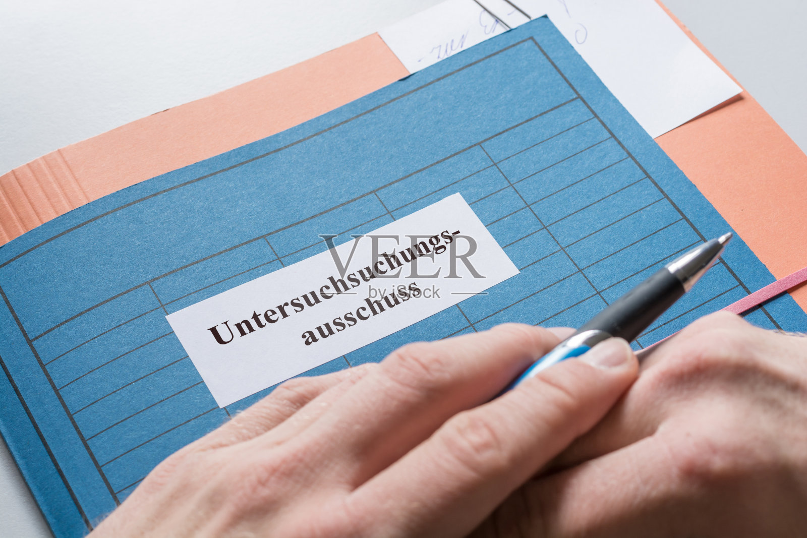 有德文文件和铭文的文件夹-调查委员会照片摄影图片