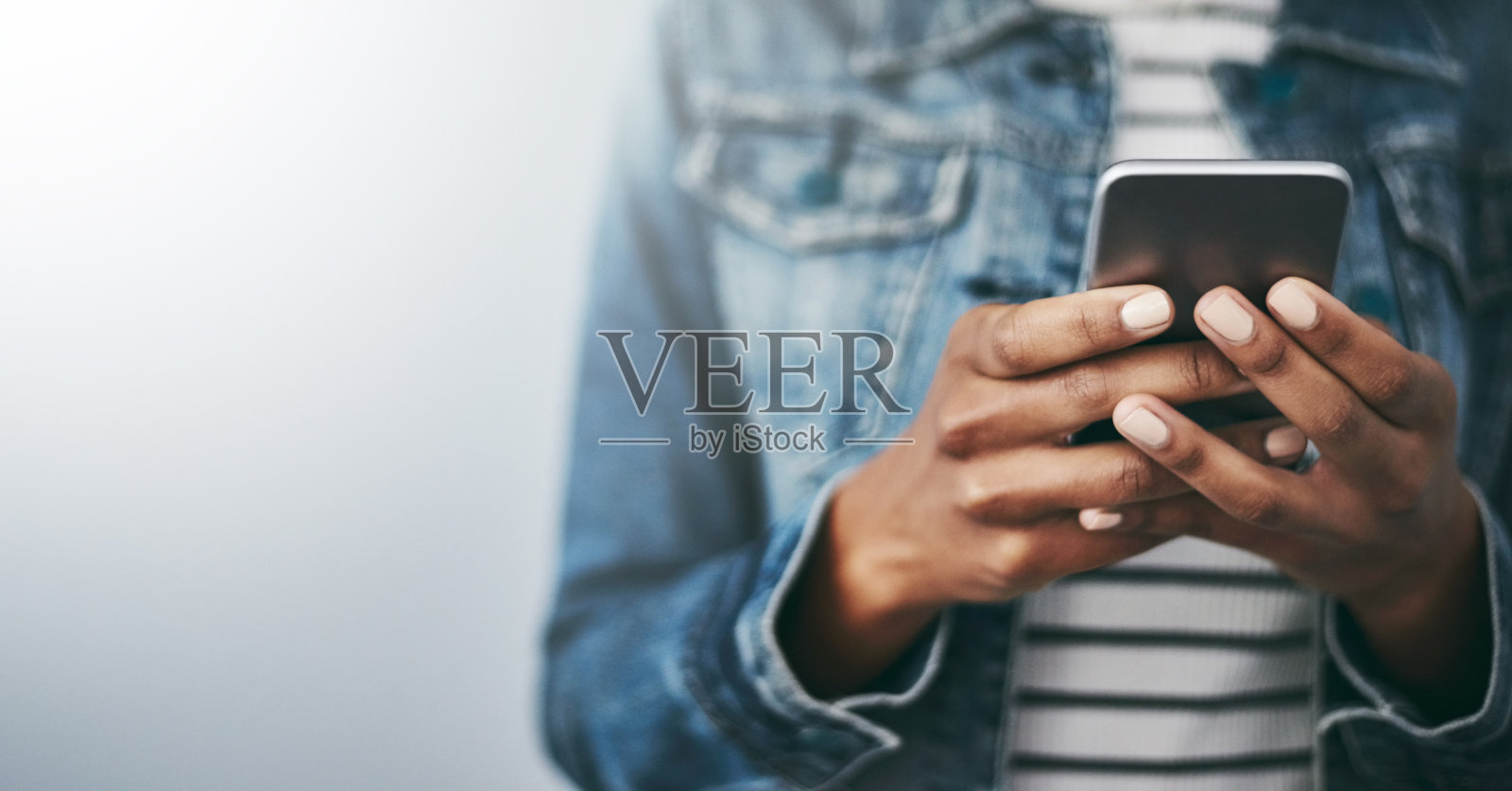 与朋友联系，无论他们在哪里照片摄影图片