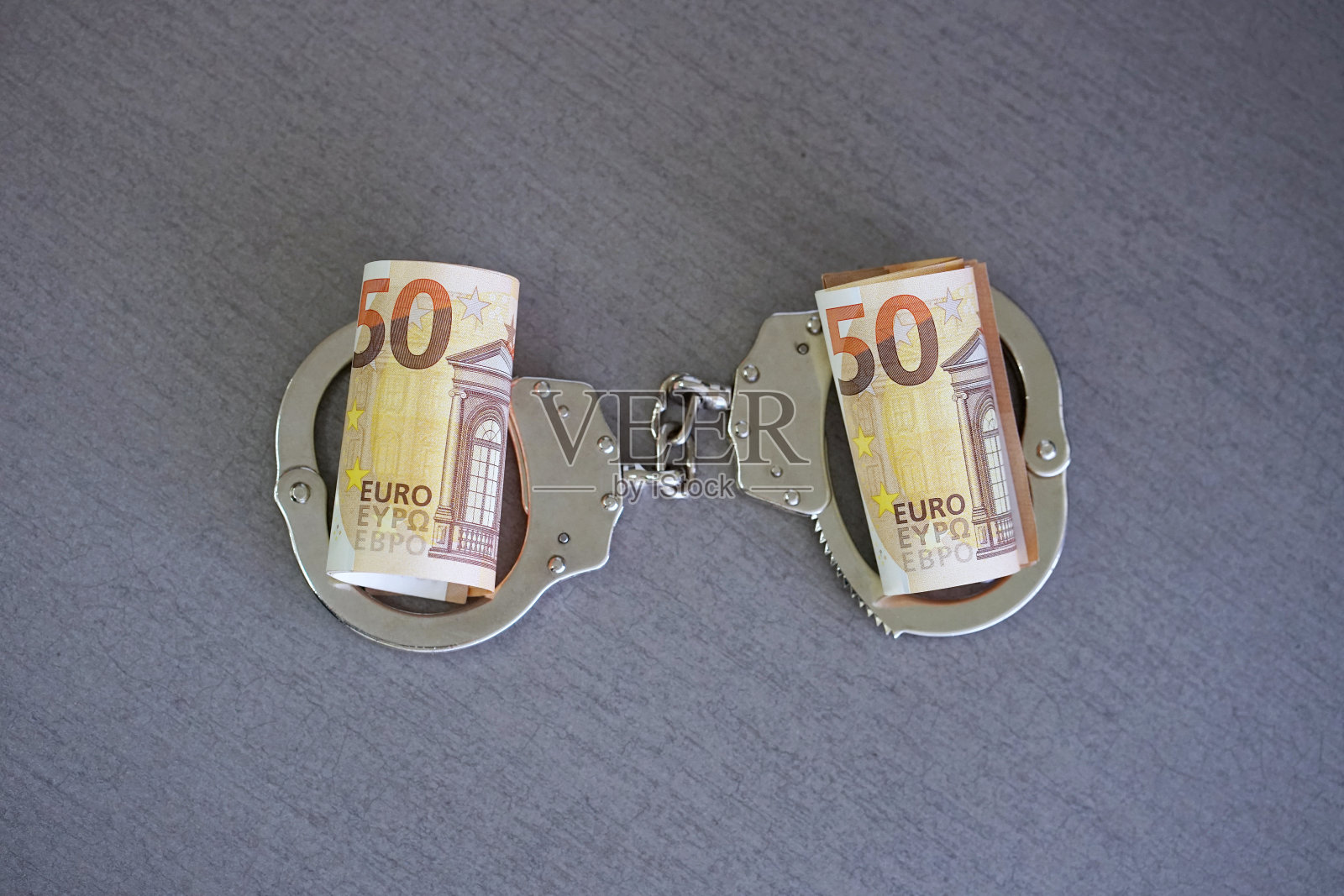 手铐和扭曲的钱照片摄影图片