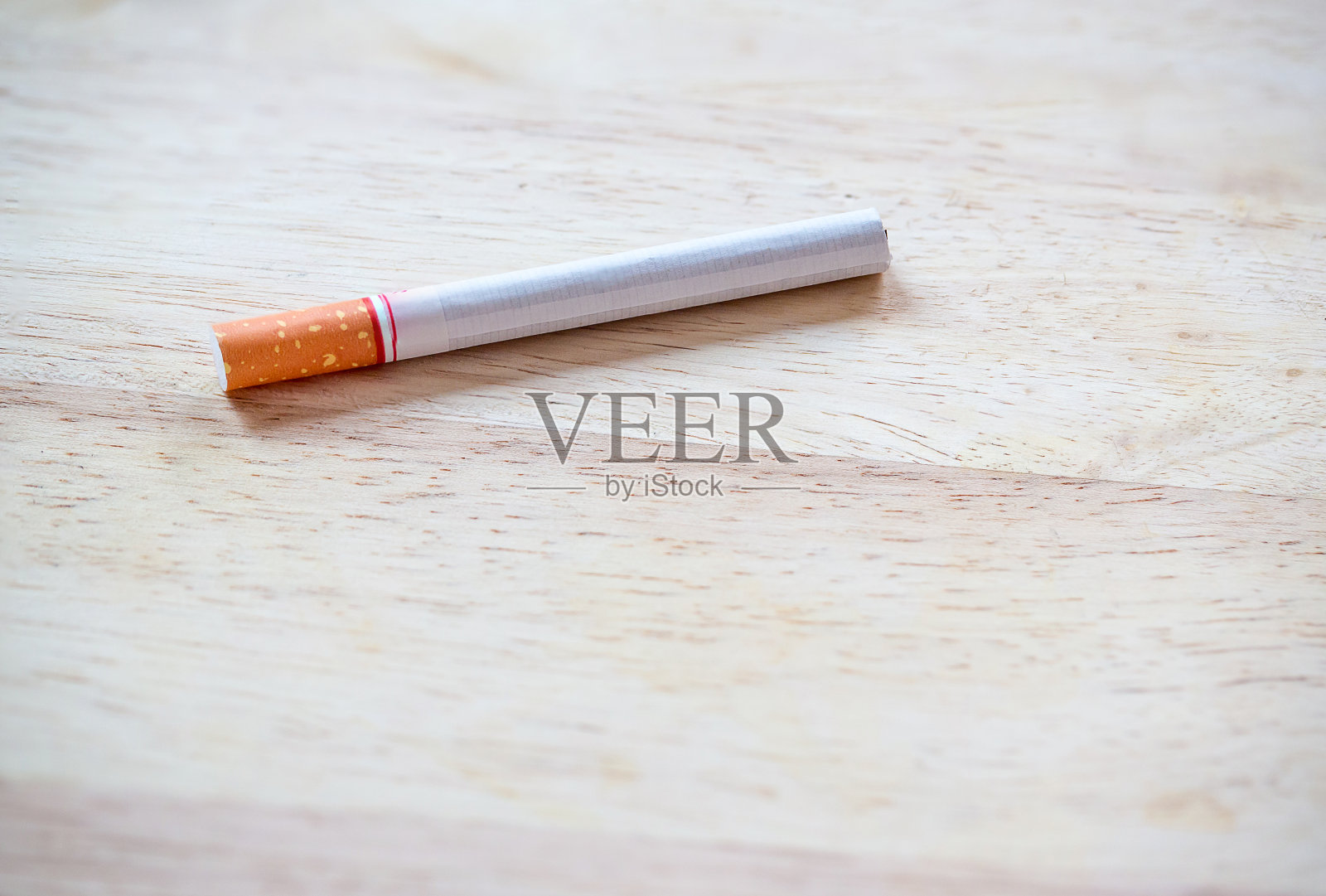 在木头背景上靠近烟头。图片为背景，壁纸，复制空间。照片摄影图片