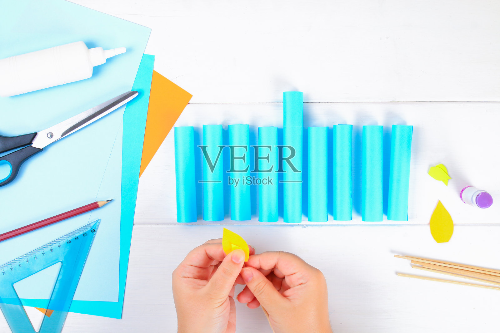 DIY：手工纸质烛台，犹太教光明节装饰照片摄影图片