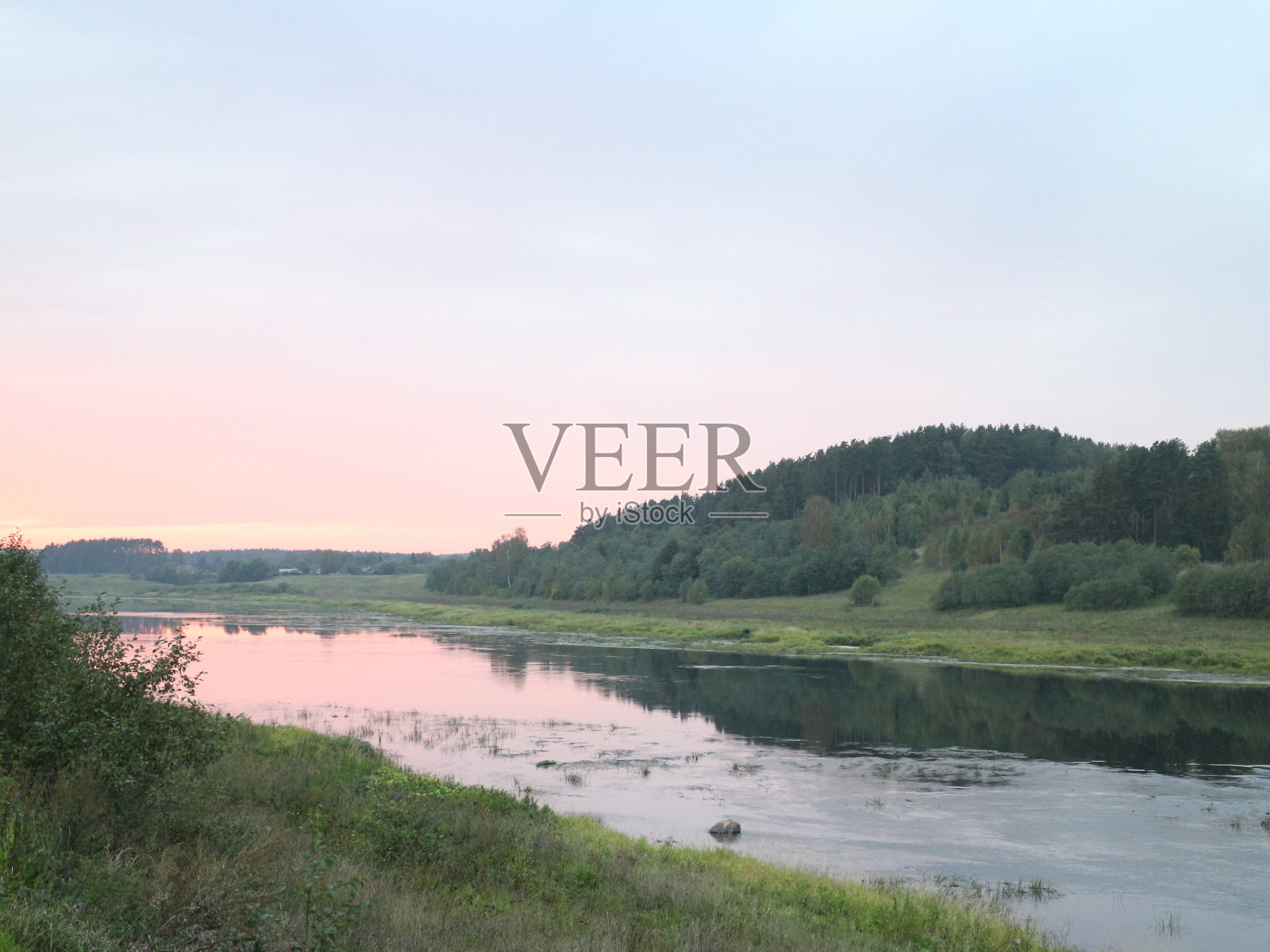 秋天的傍晚在河上照片摄影图片