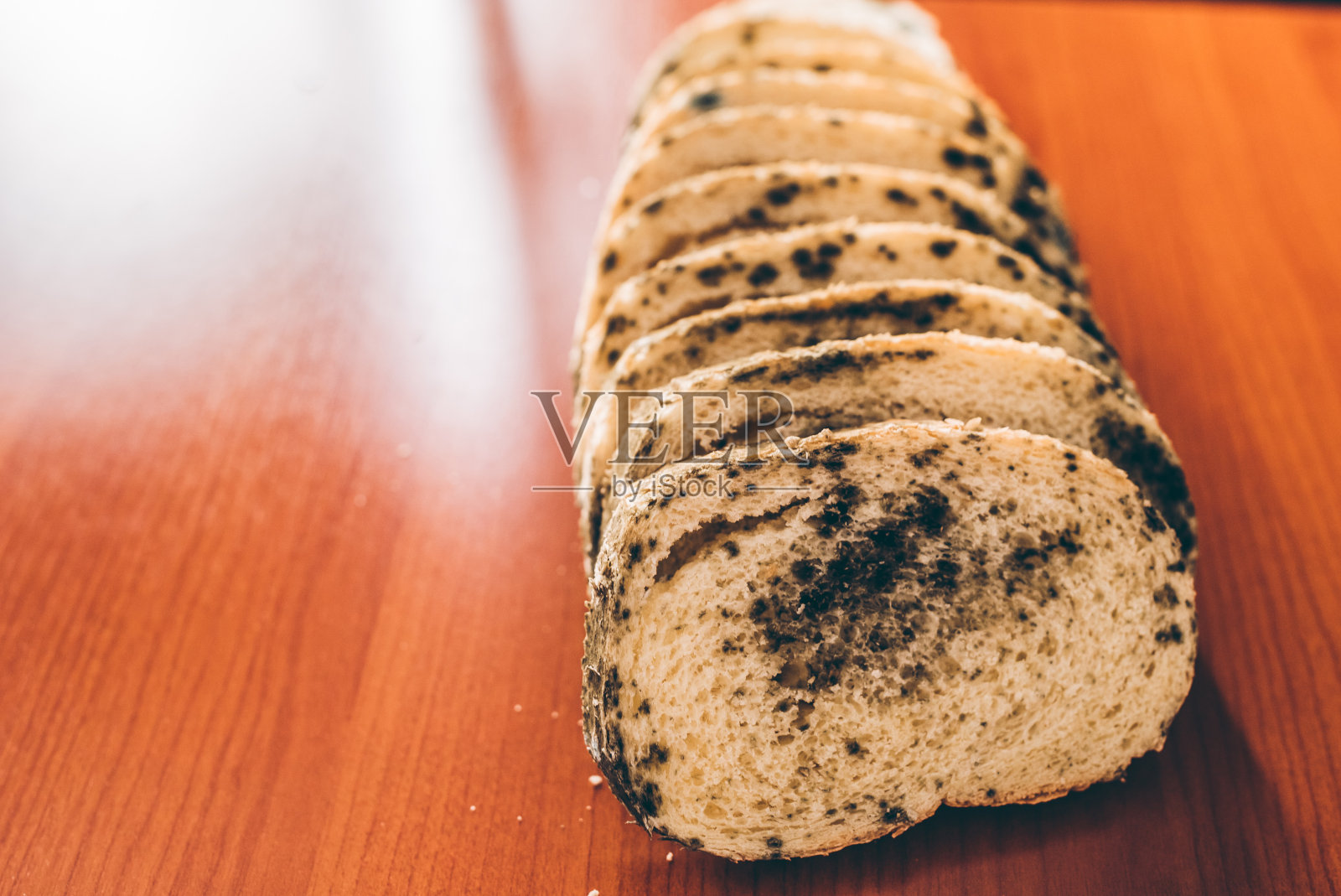 发霉的面包片放在桌上照片摄影图片