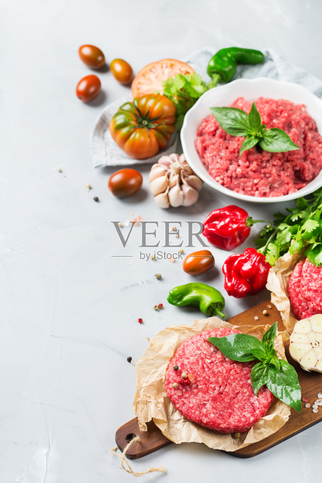 自制生有机碎牛肉汉堡，肉片和蔬菜照片摄影图片