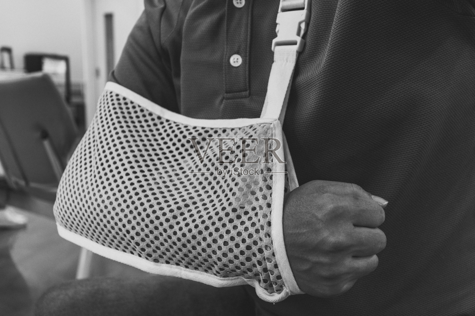 受伤的人的手臂，他戴着一个吊网照片摄影图片