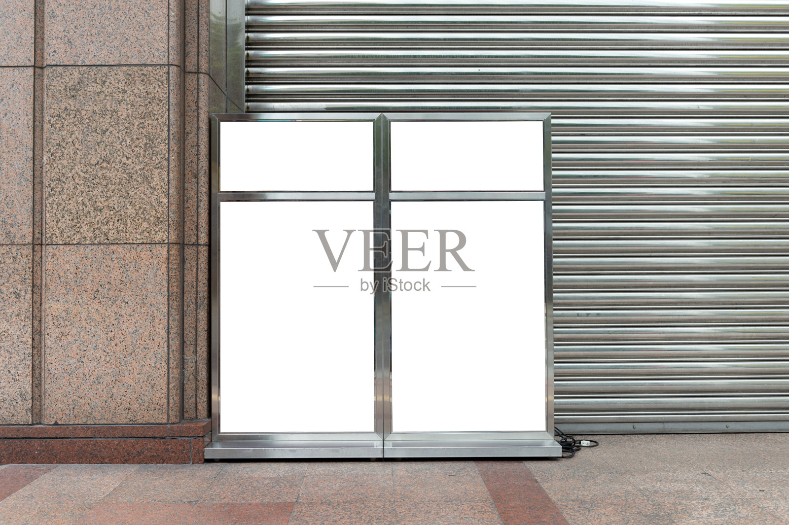 大的广告牌。黑色广告引导板空白文字。照片摄影图片