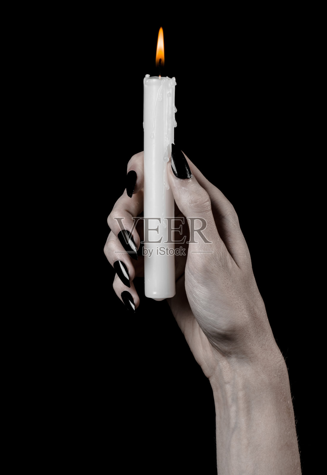 手捧一支蜡烛，手捧一支蜡烛，黑色的背景，孤独，温暖，黑暗中;手捧死亡，手捧女巫照片摄影图片
