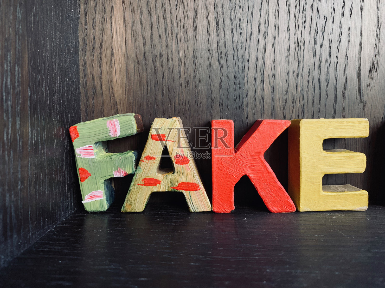 多色词假在黑暗的背景照片摄影图片