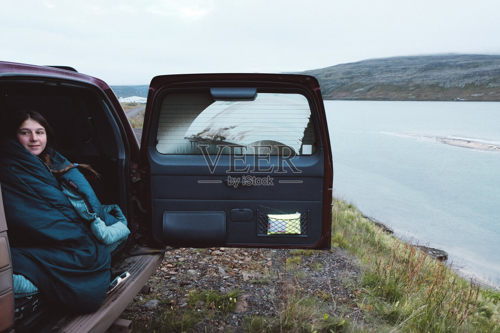 女人从露营车看到峡湾的景色照片摄影图片