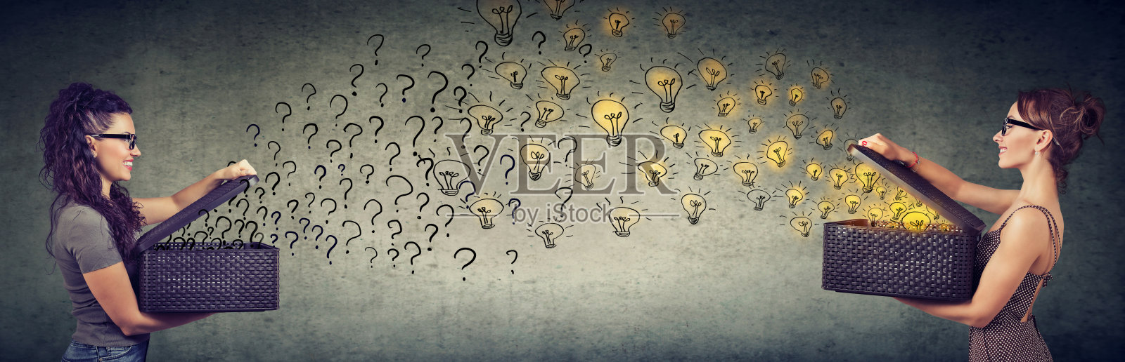 女商人们交流思想和问题照片摄影图片