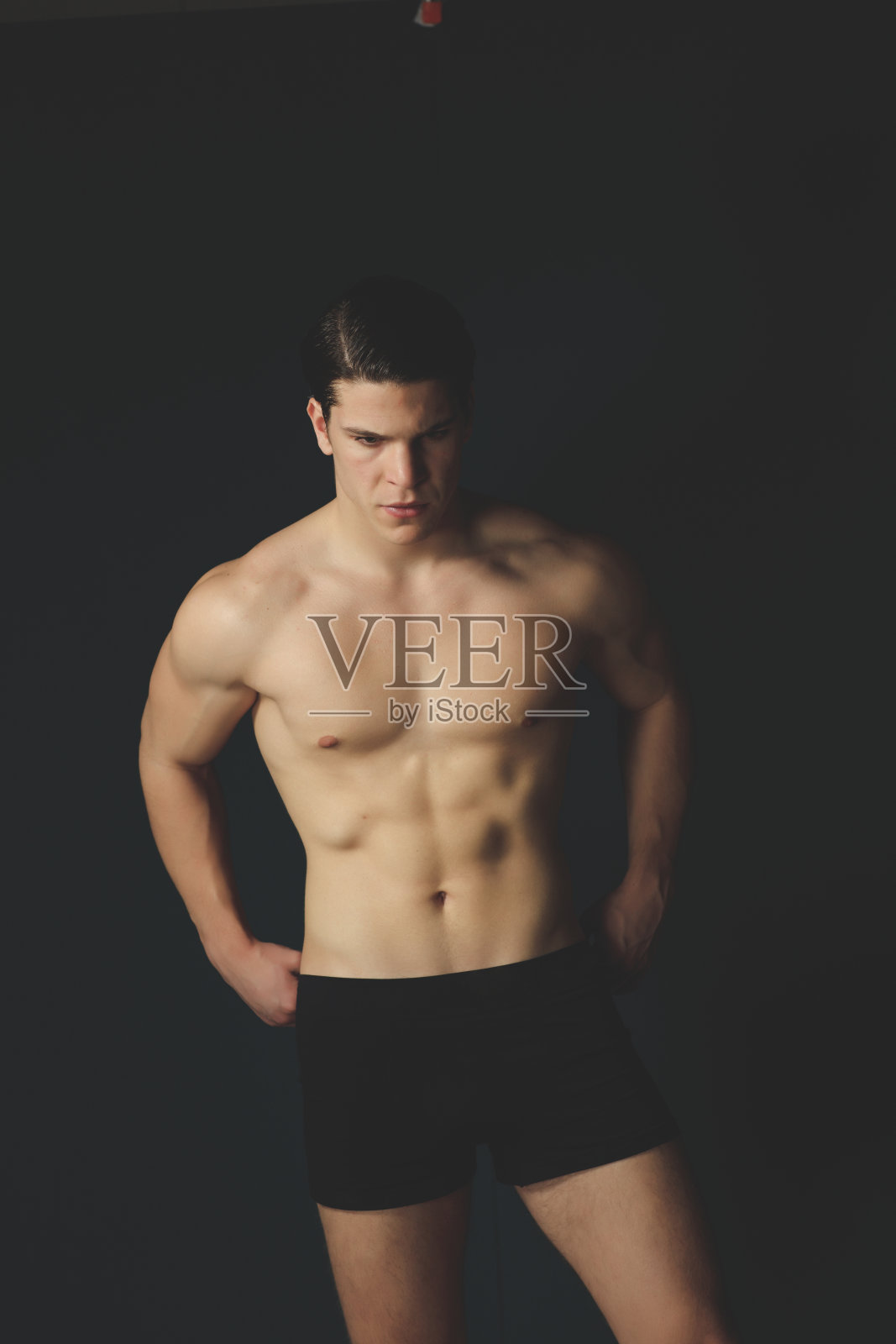 赤膊上阵mascular男人照片摄影图片