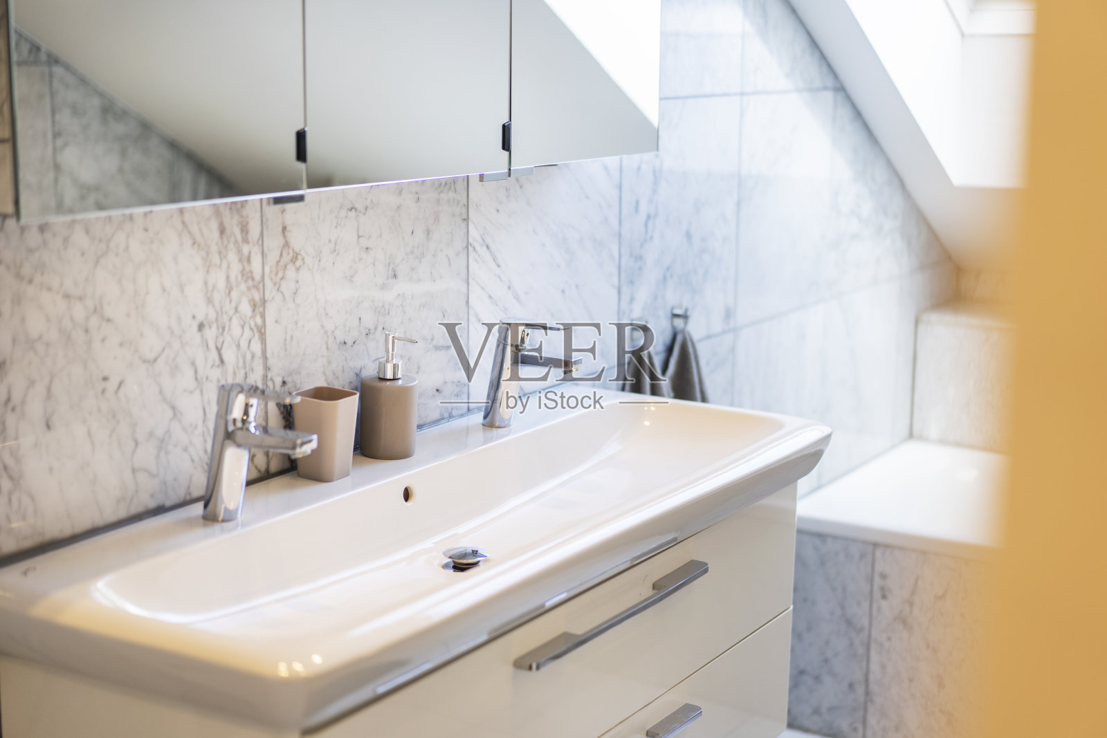 现代浴室，双水槽和镜子。照片摄影图片