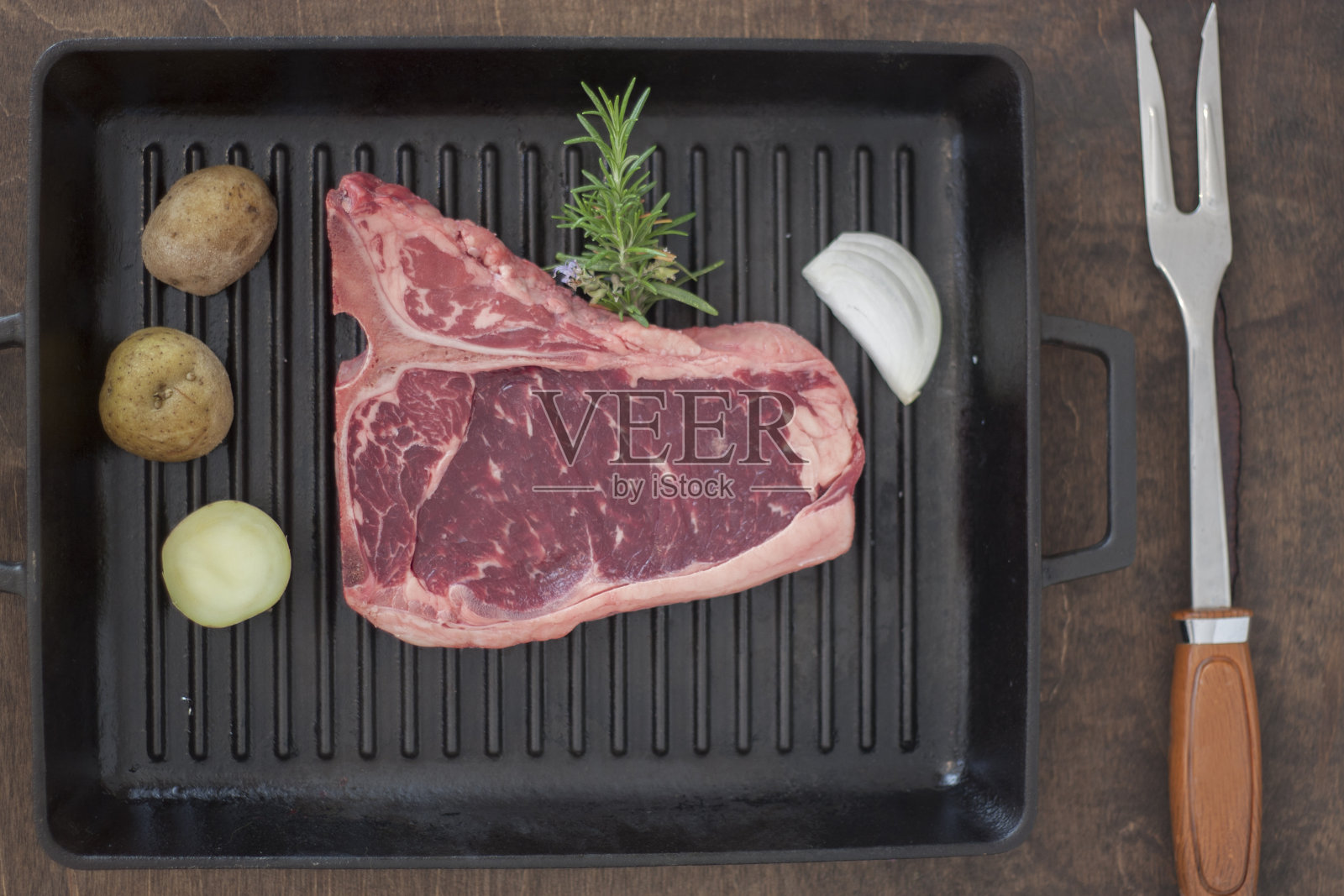 生鲜肉牛排在黑暗的背景照片摄影图片