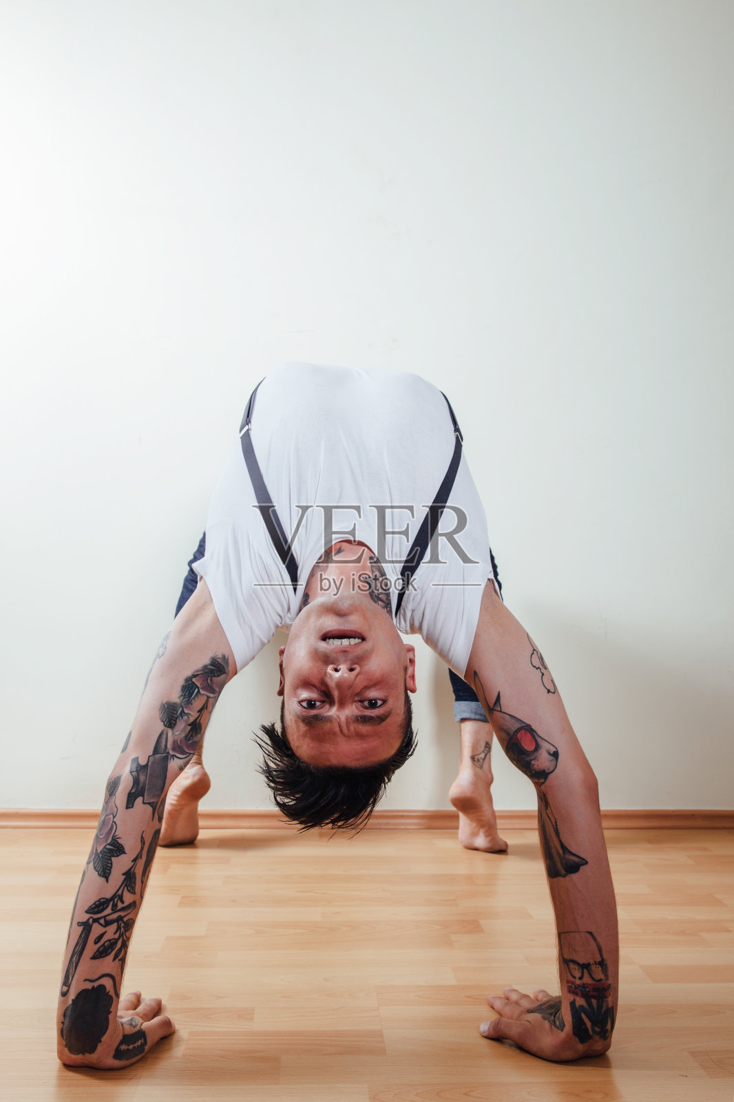 年轻的成年男子倒立的肖像照片摄影图片