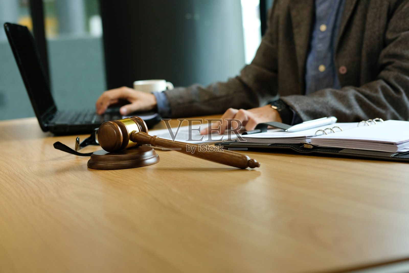 法官在法庭使用电脑查阅文件，律师在法庭伸张正义照片摄影图片