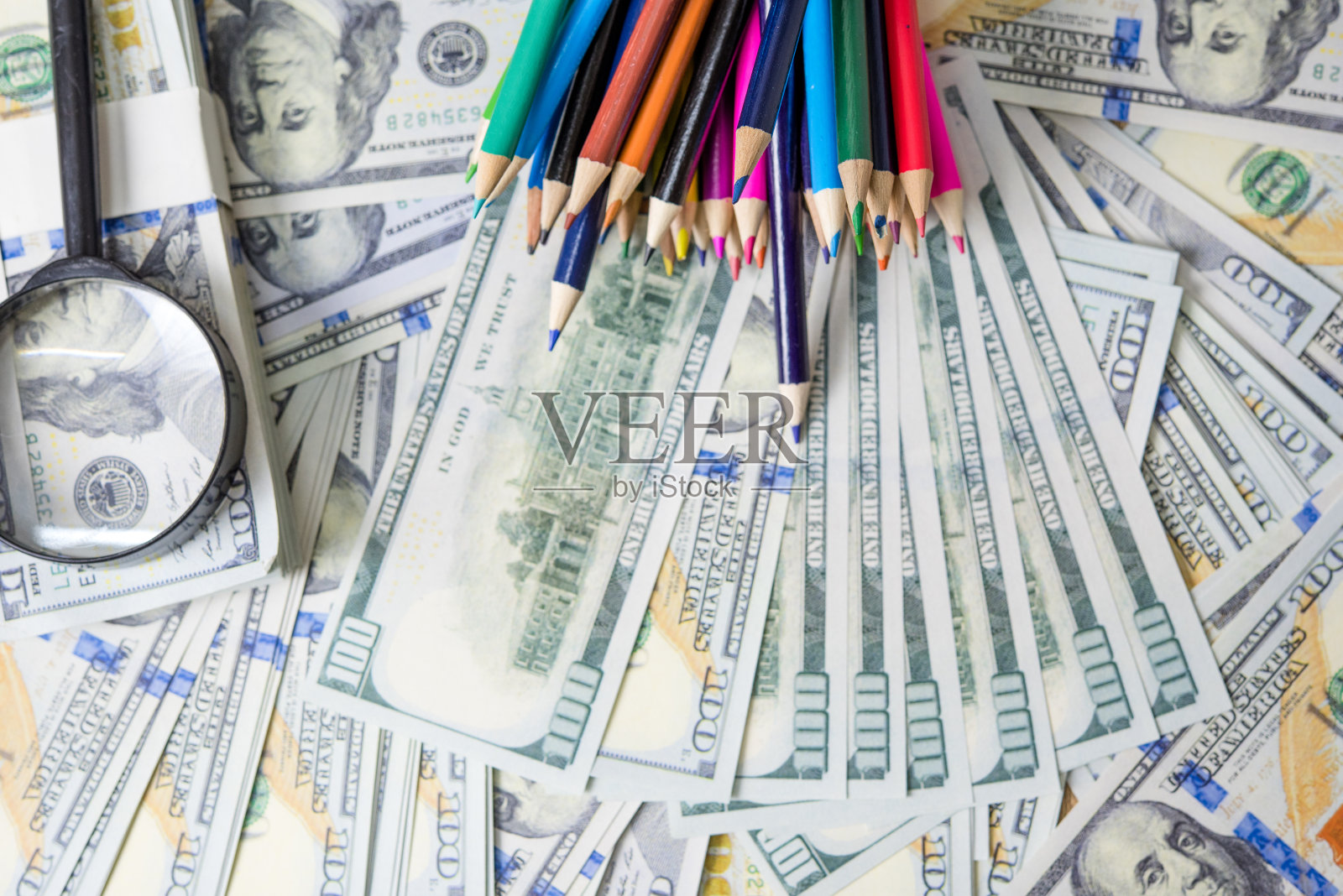 商业计划的财务收入，美元和商业图表的财务报告与硬币，杂志和蜡笔。工作和利润照片摄影图片