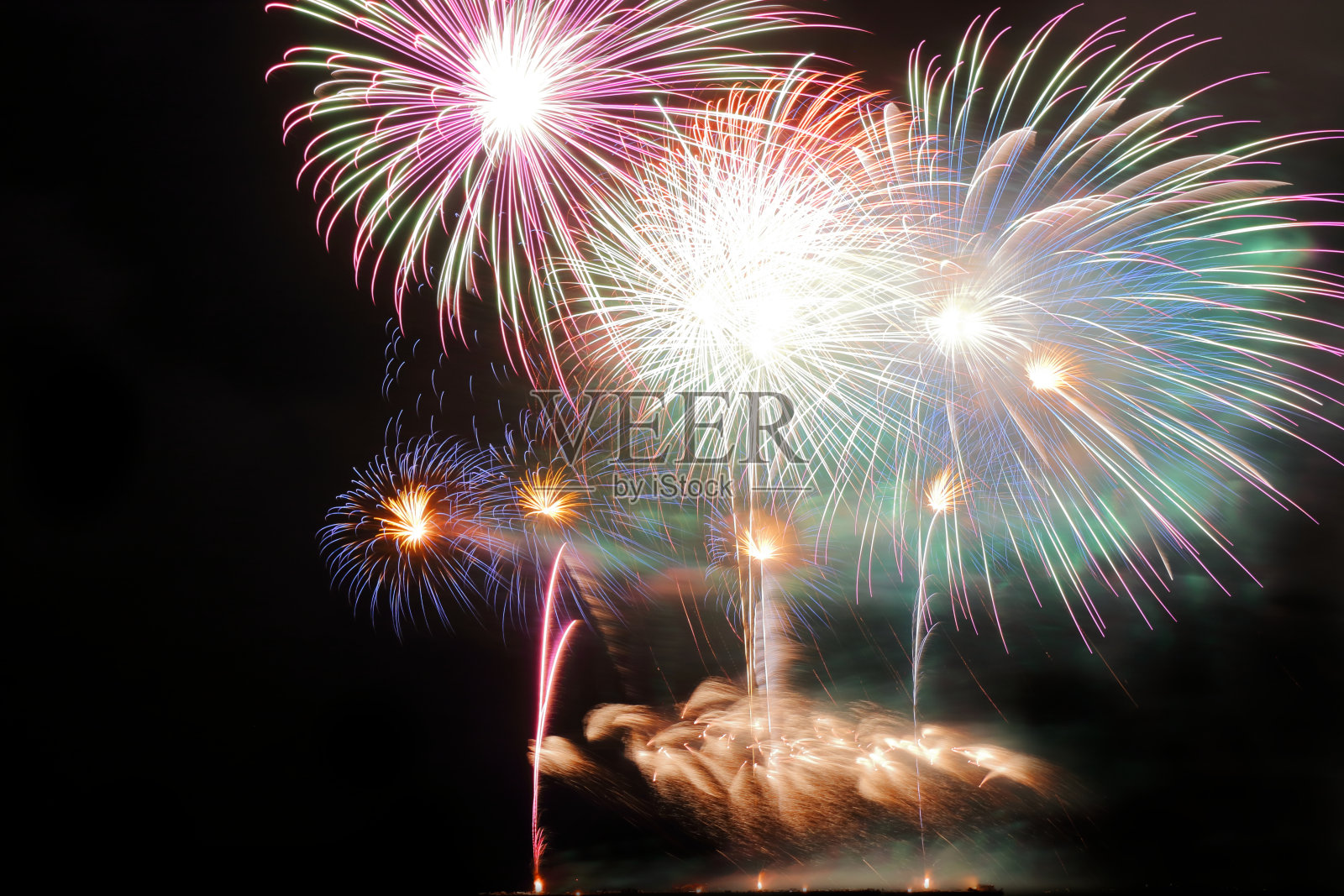 节日五彩缤纷的烟花在夜空背景。庆祝的节日照片摄影图片