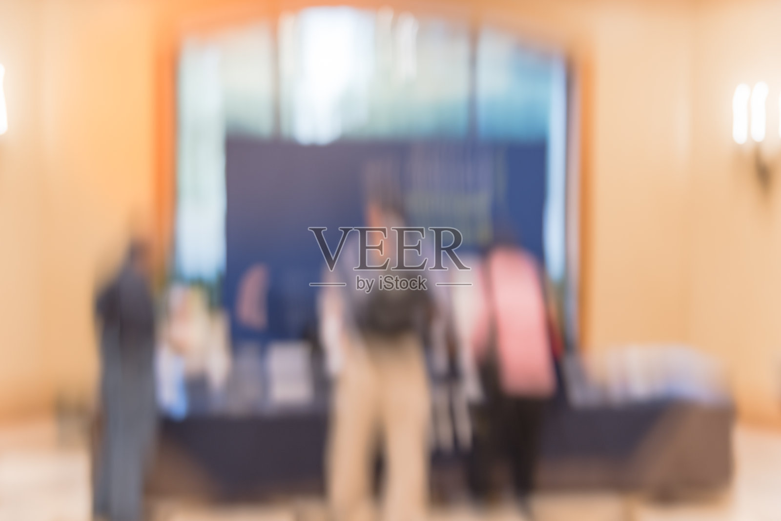 模糊的背景后视图不同的与会者在注册表在美国会议照片摄影图片