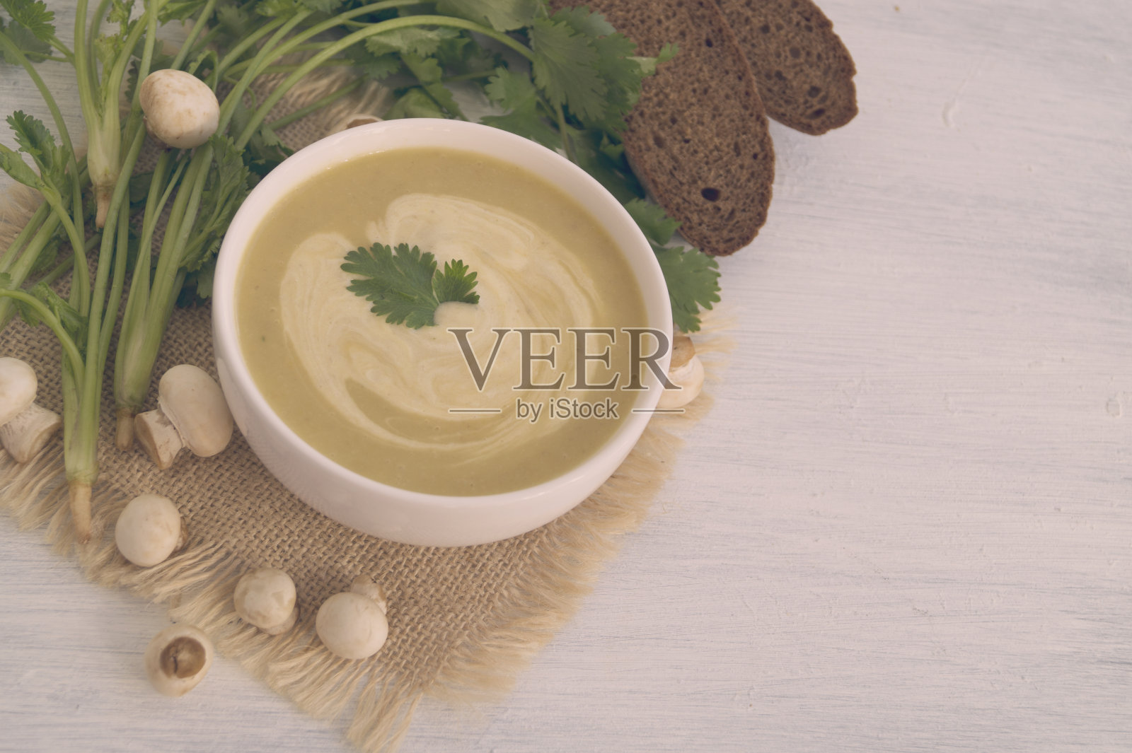 浅色背景下的自制减肥蘑菇汤照片摄影图片