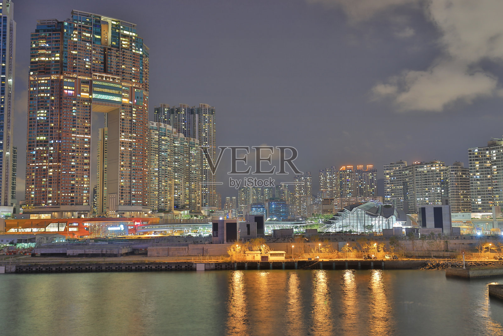 2018年晚上的香港维多利亚港照片摄影图片