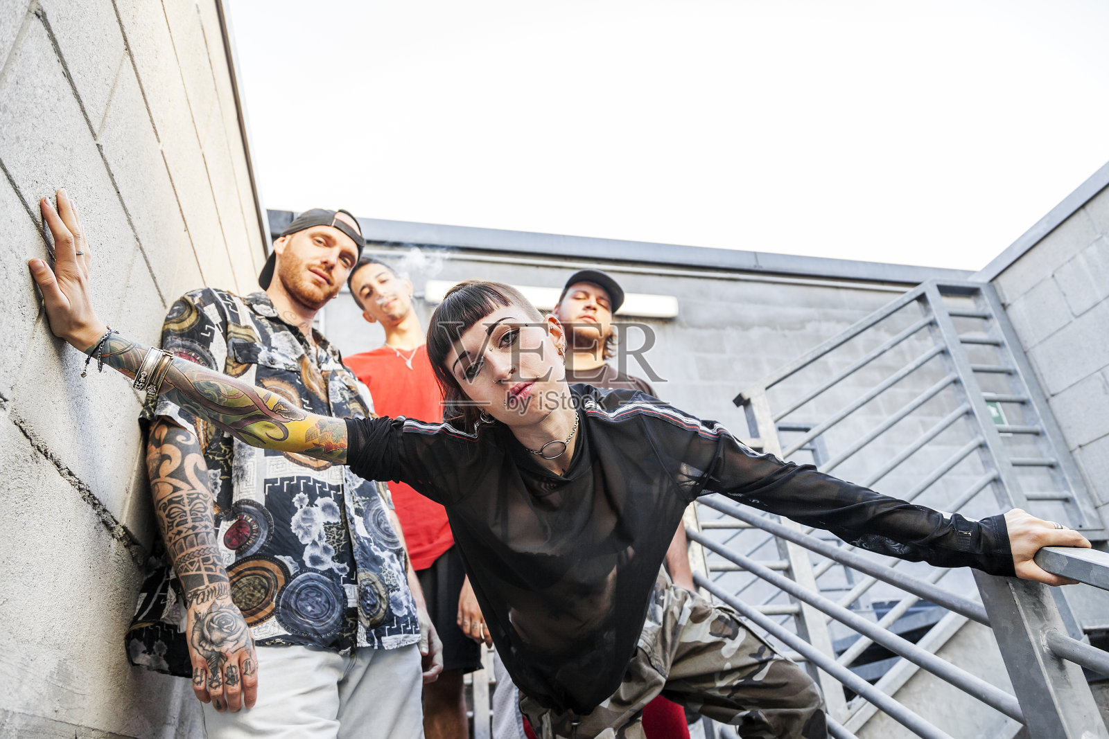 一群年轻的说唱歌手在金属楼梯上摆姿势照片摄影图片