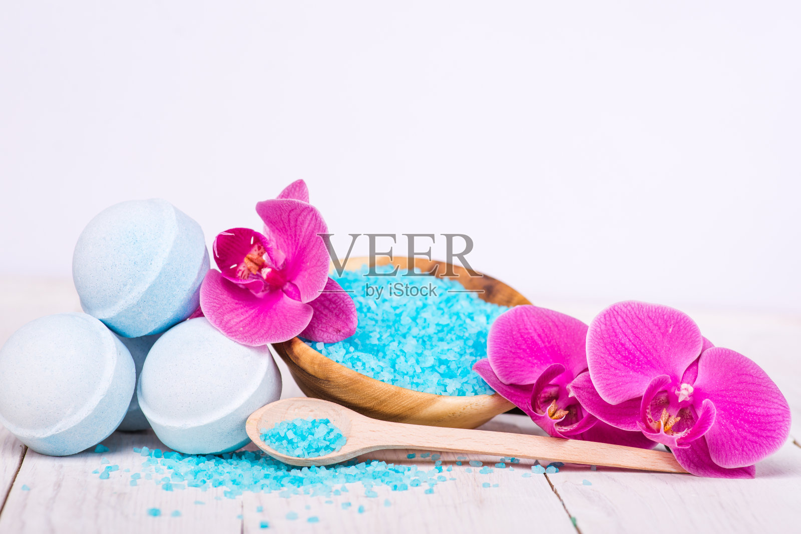 温泉盐和鲜花，沐浴炸弹照片摄影图片