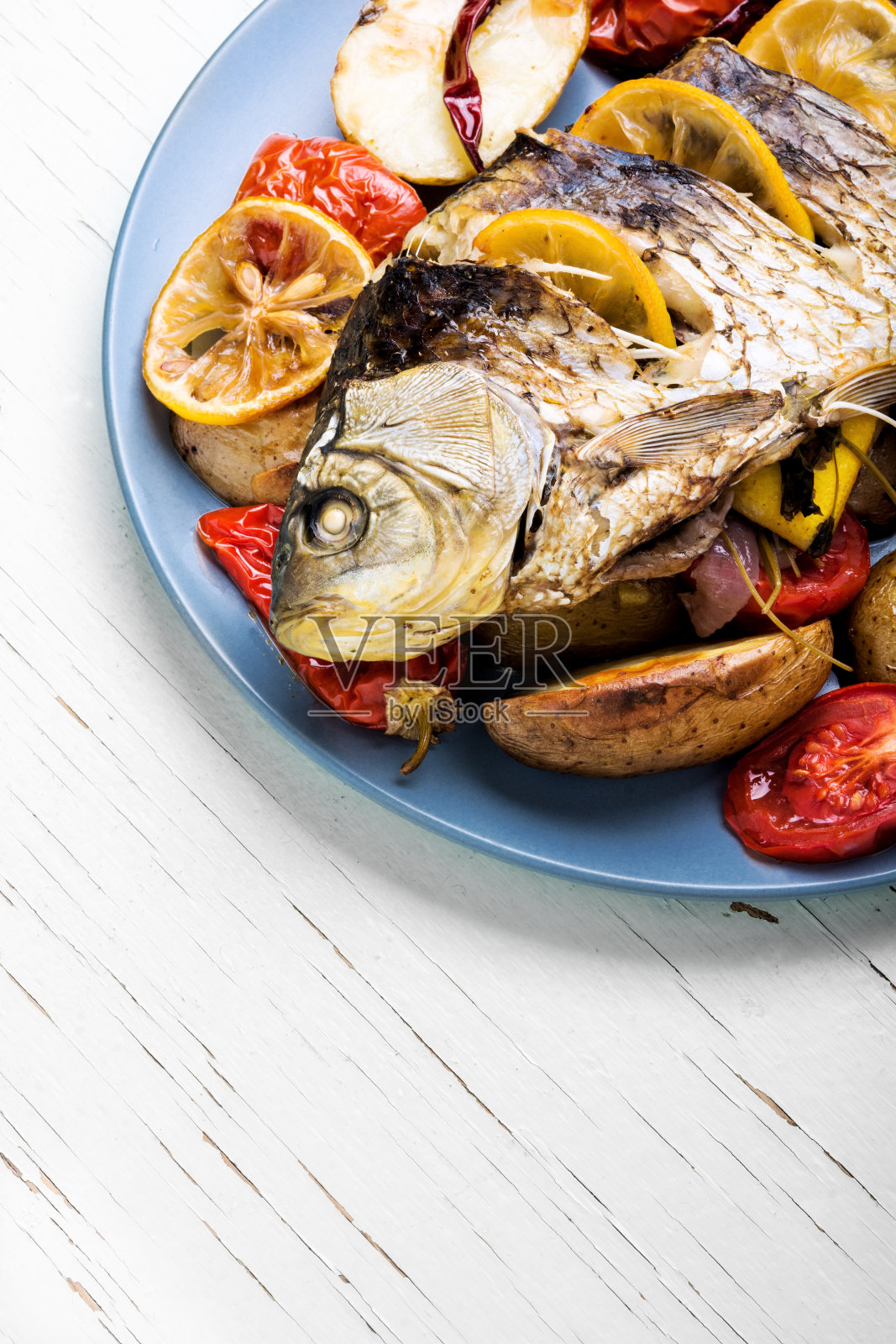 配菜烤鱼照片摄影图片