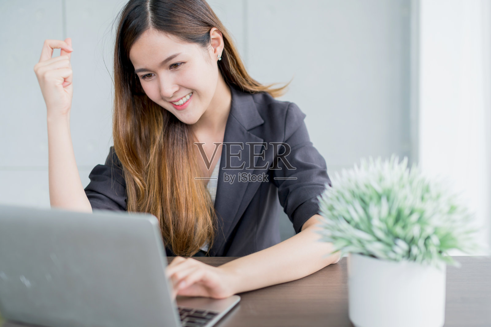 迷人的聪明和美丽的商务亚洲女人积极思考和工作与笔记本电脑在办公室背景照片摄影图片