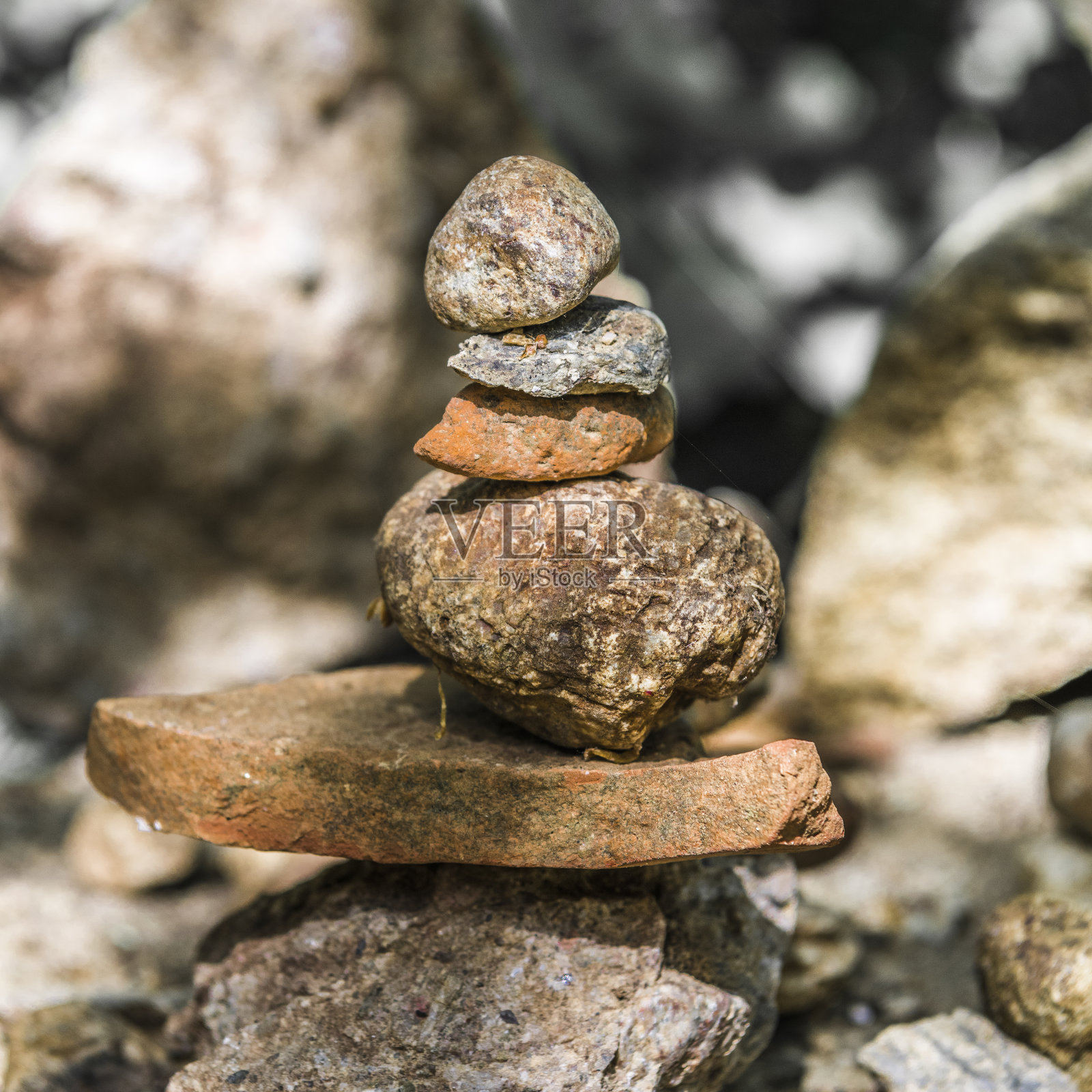 金字塔状的小石块照片摄影图片