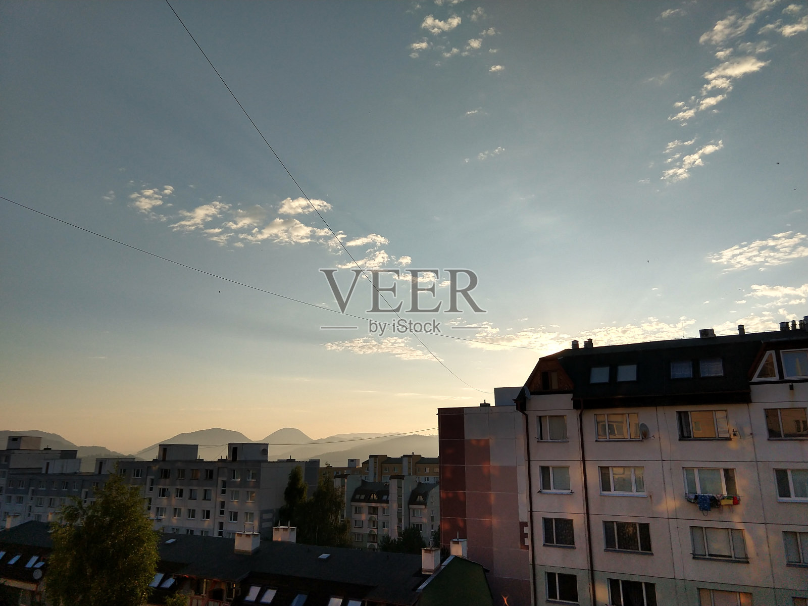 山丘和城镇的日出和日落。照片摄影图片