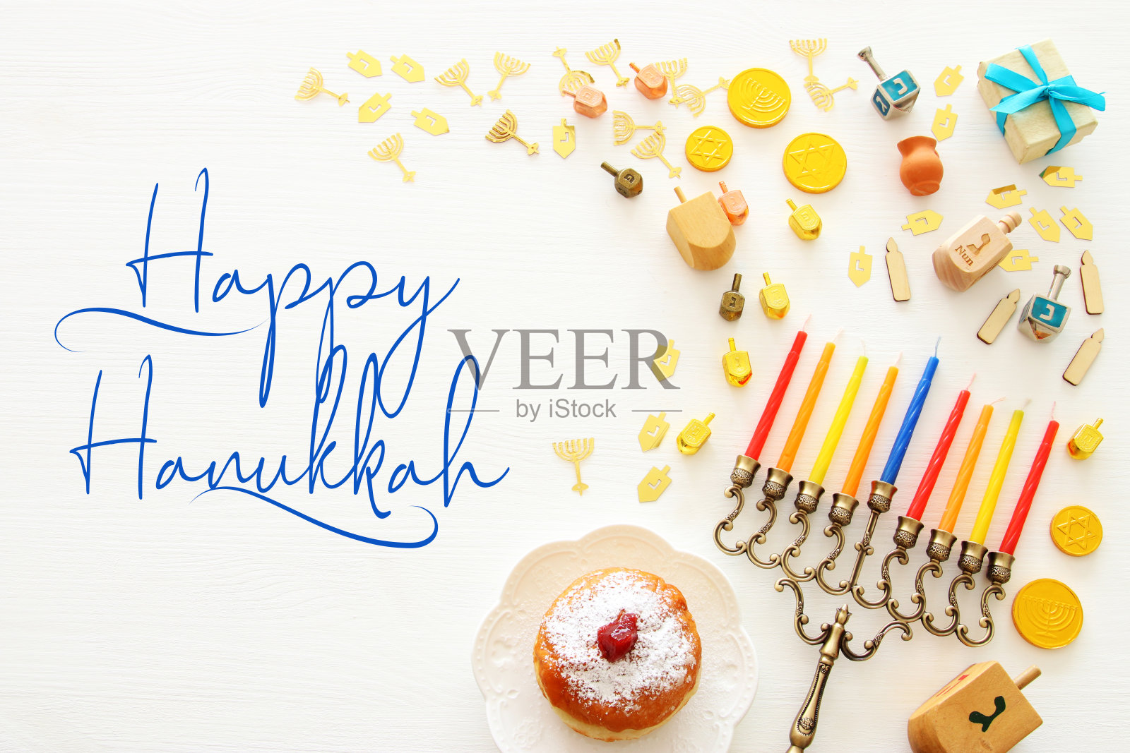 俯视图的犹太节日光明节背景与传统旋转的顶部，烛台(传统的烛台)和蜡烛。照片摄影图片