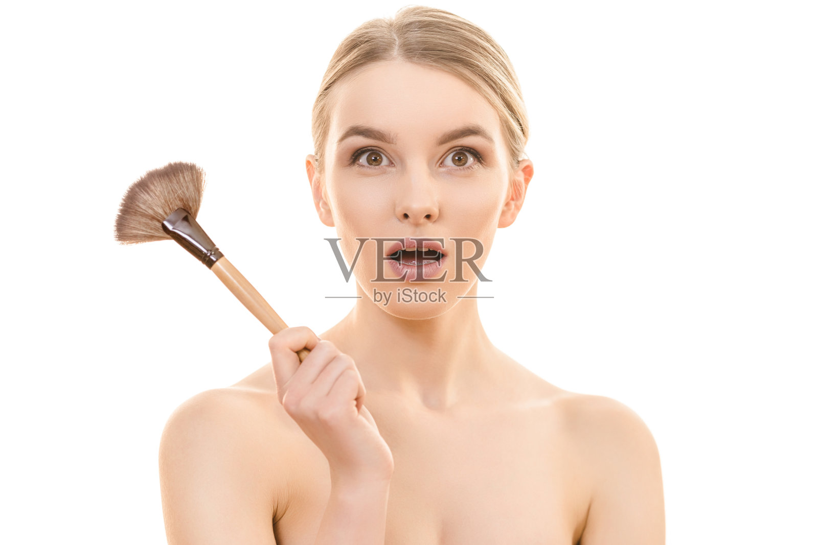 白色背景上拿着化妆刷的女人很惊讶照片摄影图片