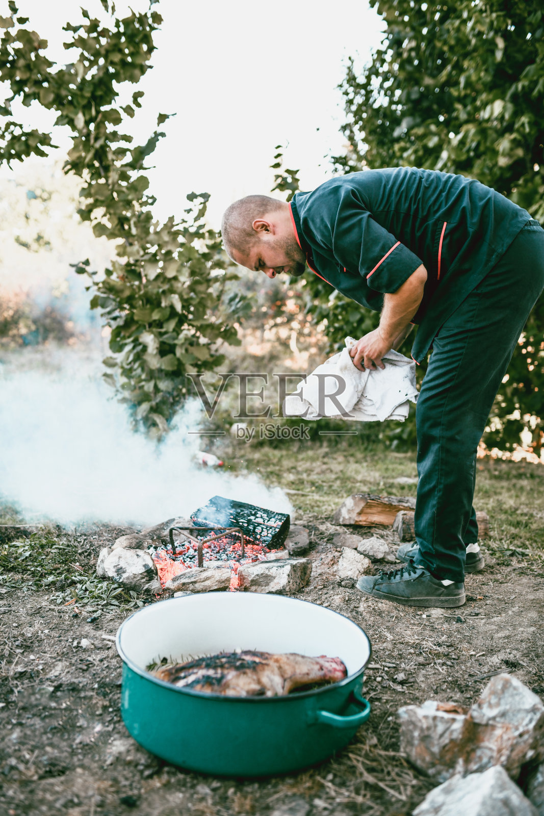 专业厨师在自然中烹饪照片摄影图片