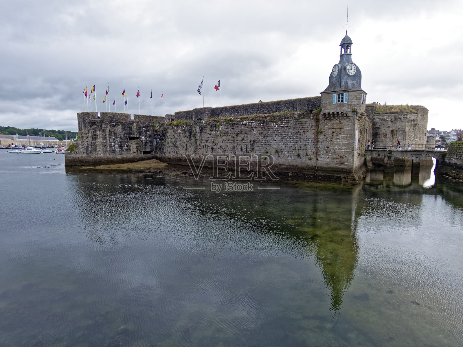 法国布列塔尼，有围墙的康卡瑙镇照片摄影图片