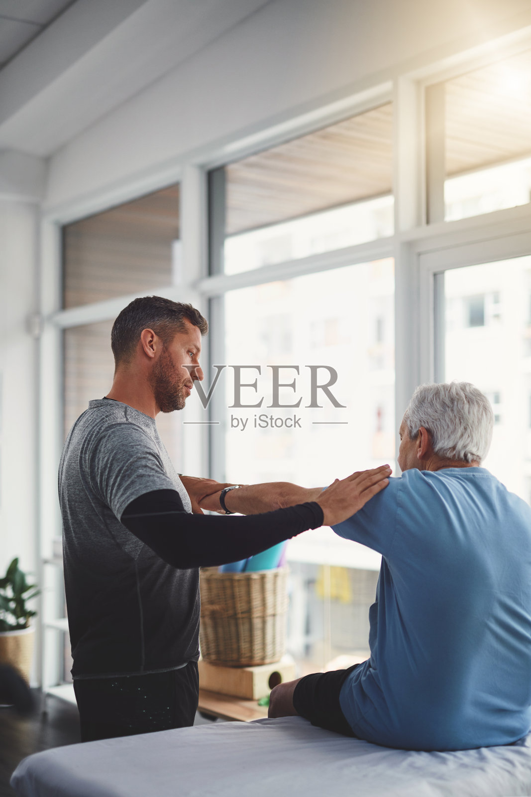 他对每位病人都很细心照片摄影图片