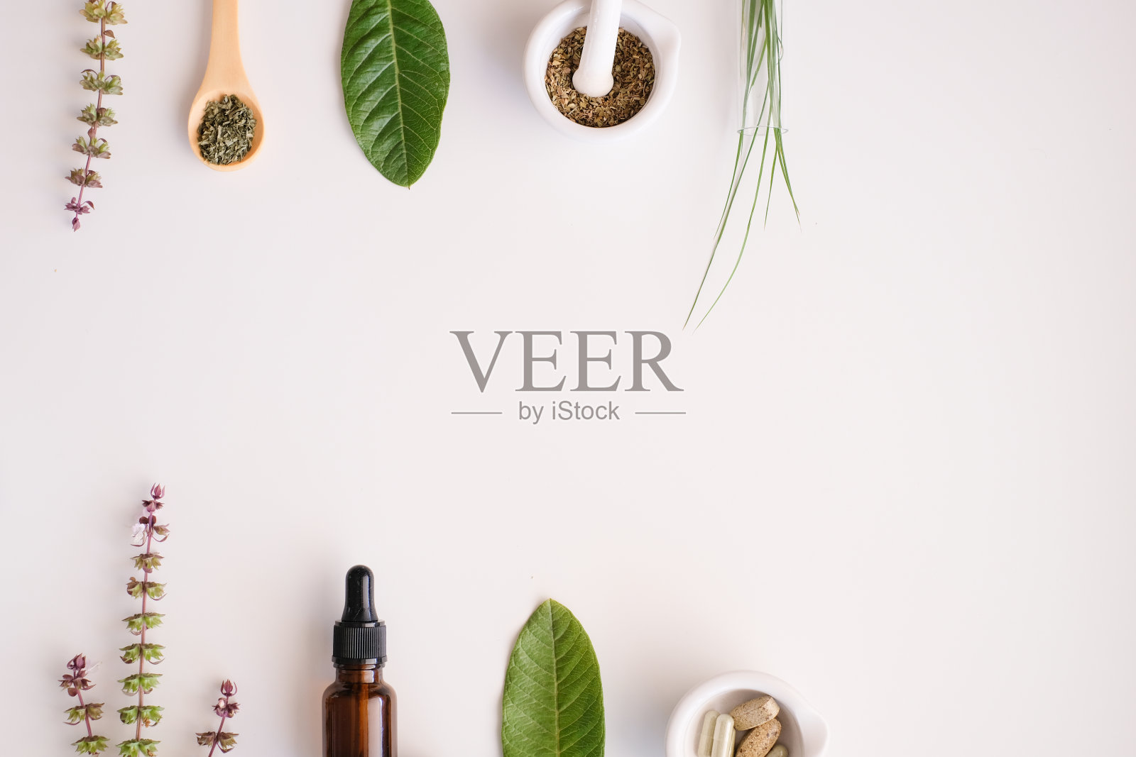 有机草药产品。来自大自然的天然草本精华。照片摄影图片