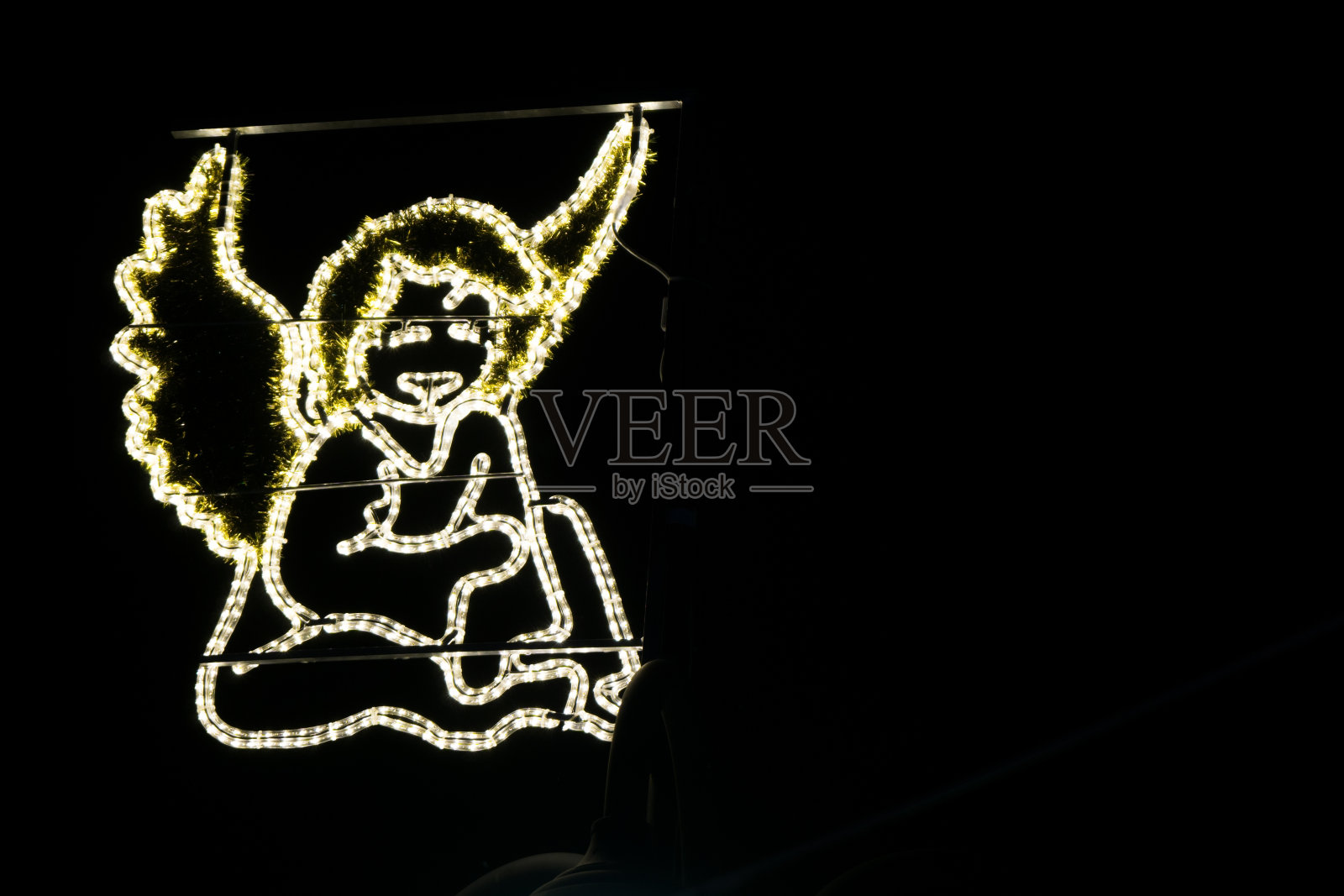 圣诞树和镇上的装饰品。照片摄影图片