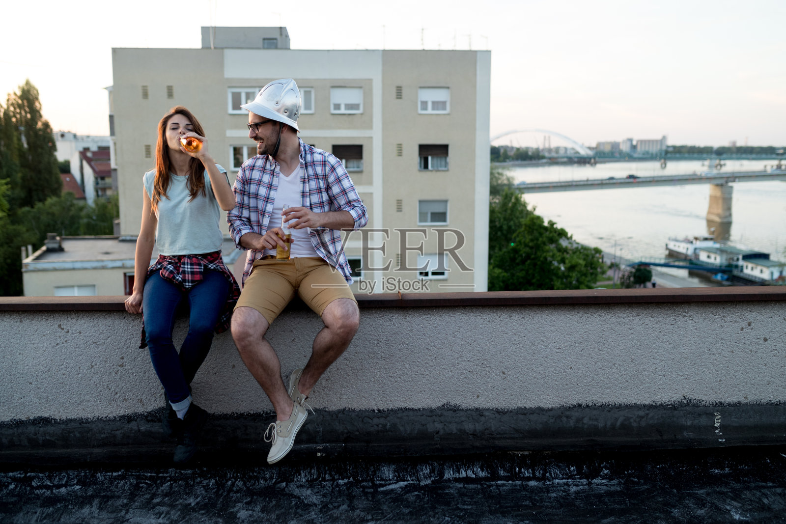 一对相爱的夫妇在阳台上享受日落照片摄影图片