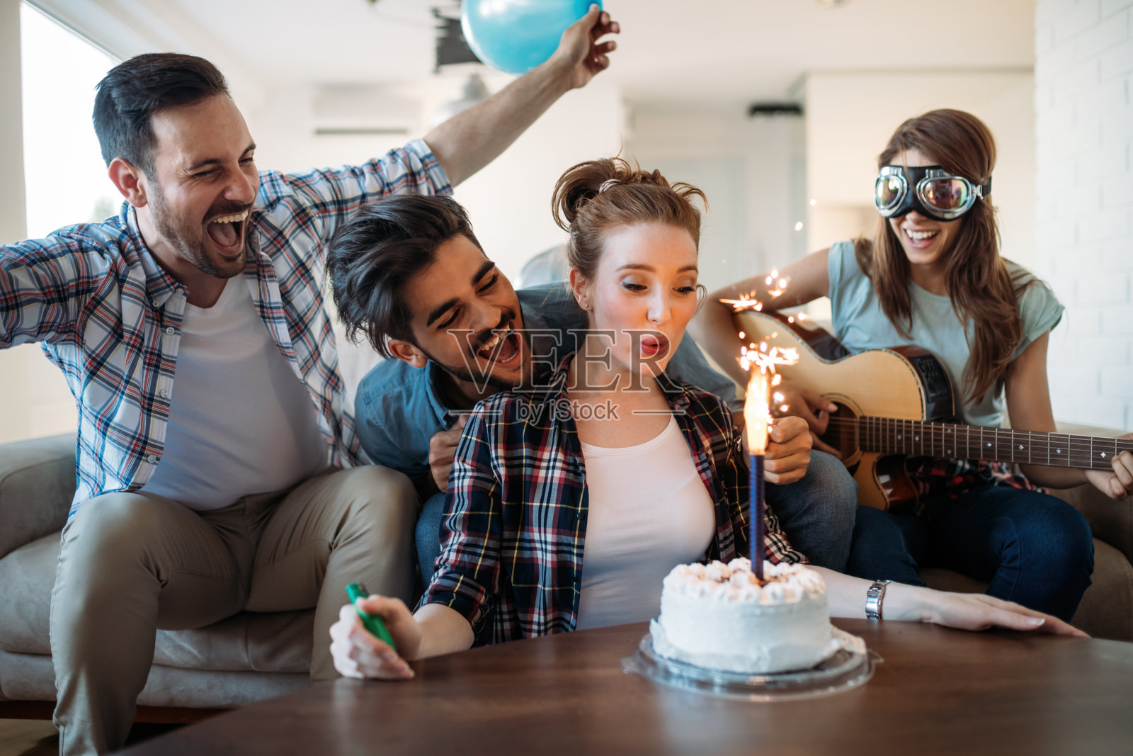 愉快的年轻朋友在聚会上玩得很开心照片摄影图片