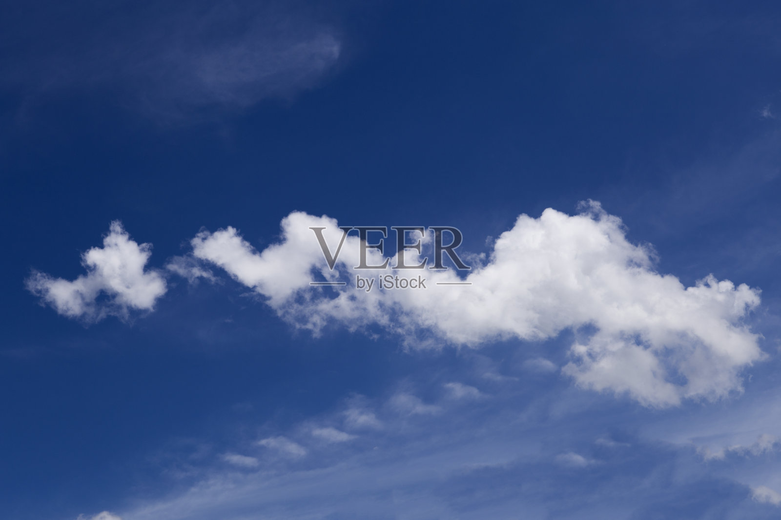 美丽的蓝天和白云。照片摄影图片