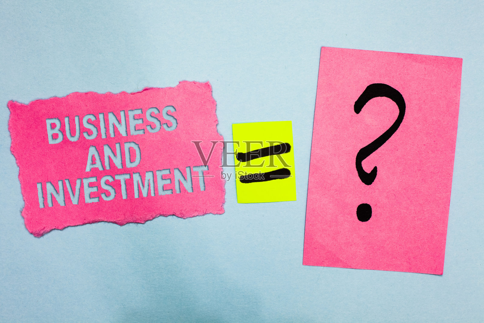 显示商业和投资的概念性手写。商业照片展示把你的钱在领域增加他们粉红色的纸等号问号问重要的答案。照片摄影图片