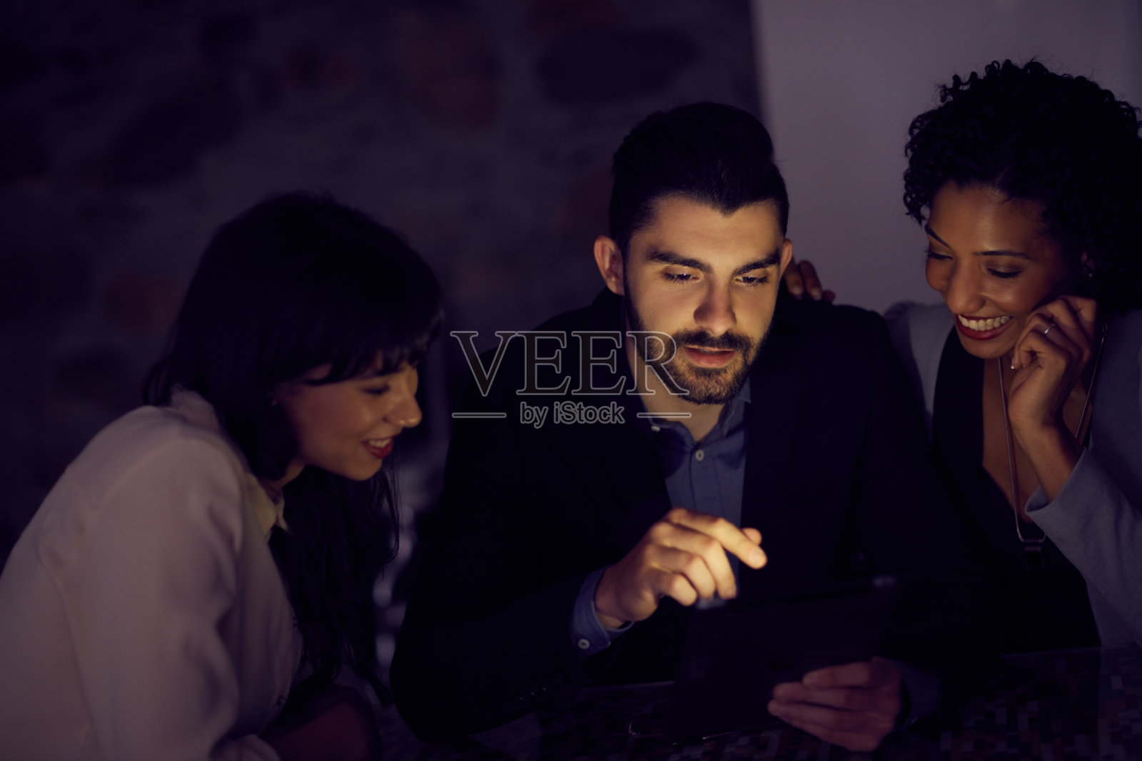 在深夜开发应用程序照片摄影图片